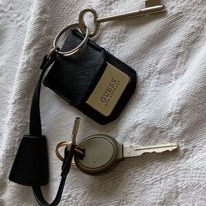 Designer "Guess" ( silver color ) key chain w leather holder 1Sz$34 +  free scar